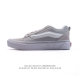 140 万斯 Vans Knu-Skool Vr3 Lx 面包鞋皮革鞋面。坎普尔·茱利安系列低帮复古硫化休闲运动板鞋“肥胖版大Logo”要说整个2023年最为热