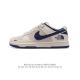 公司级 耐克 Nike Dunk Low Retro 运动鞋复古板鞋 北面北脸联名。作为 80 年代经典篮球鞋款，起初专为硬木球场打造，后来成为席卷街头的时尚标