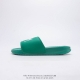 斯图西联名款stussy X Nike Benassi 拖鞋 一字拖男女凉拖鞋沙滩鞋 一直广受青睐的nike Sportswear 主打单品搭载了独具特色的鞋款