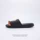 斯图西联名款stussy X Nike Benassi 拖鞋 一字拖男女凉拖鞋沙滩鞋 一直广受青睐的nike Sportswear 主打单品搭载了独具特色的鞋款