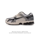 Nike 耐克夏季 ZOOM VOMERO 5 运动鞋休闲训练跑步鞋。Nike Zoom Vomero 5 男女子运动鞋妥帖包覆足部，提供透气支撑效果。耐穿材料