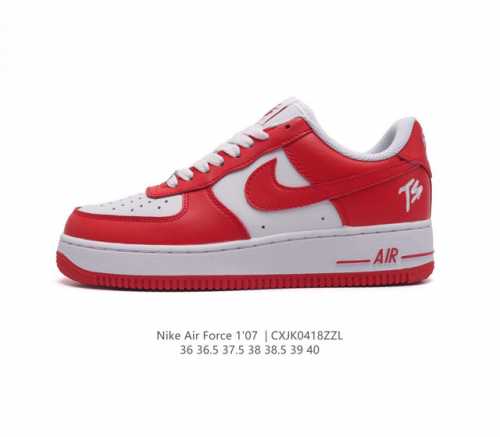 耐克 Nike Air Force 1 '07 Low 空军一号含气垫 低帮百搭厚底增高休闲运动板鞋。柔软、弹性十足的缓震性能和出色的中底设计，横跨复古与现代的
