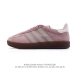 160 阿迪达斯 Adidas Originals Gazelle Indoor复古三叶草防滑透明橡胶板鞋经典运动鞋。这款经典鞋,忠于原版设计,缀撞色三条纹和鞋