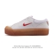Nike 耐克 Court Legacy Lift 男女士运动鞋 运动厚底小白鞋 复古休闲鞋，上部和合成的 Strati 重叠,增加纹理、深度和透气性。 刺绣细
