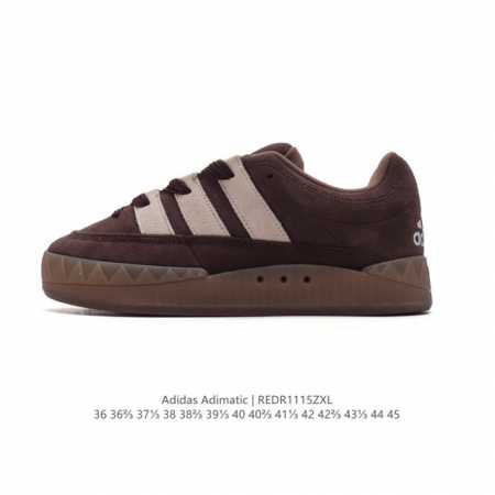 阿迪达斯 Adidas Adimatic 马蒂奇系列低帮复古鲨鱼面包鞋运动休闲滑板板鞋。整个鞋面由牛皮革制成，搭配品牌标志性大尺寸三条纹 Logo，超宽鞋带作为 - 点击图像关闭