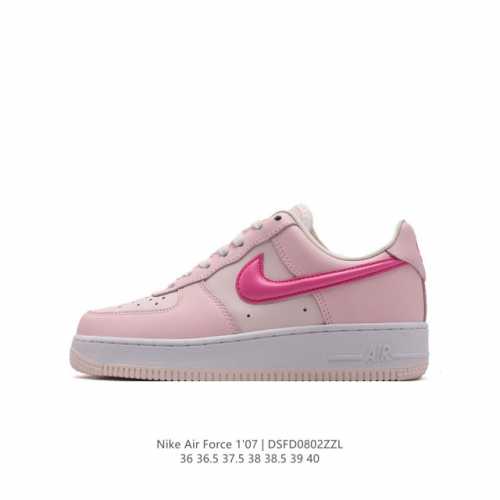 耐克 Nike Air Force 1 '07 Low 空军一号含气垫 低帮百搭厚底增高休闲运动板鞋。柔软、弹性十足的缓震性能和出色的中底设计，横跨复古与现代的