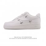 耐克 Nike Air Force 1 '07 Low 空军一号含气垫 低帮百搭厚底增高休闲运动板鞋。柔软、弹性十足的缓震性能和出色的中底设计，横跨复古与现代的