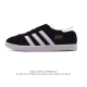 新品 阿迪达斯 Adidas Stadt 舒适透气 百搭潮流 复古时尚 德训鞋 柔软舒适 防滑耐磨 低帮 运动板鞋 男女同款。休闲鞋特色：设计师大胆选择粉色打底