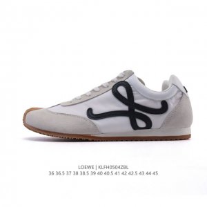 公司级 Loewe 罗意威 Ballet Runner 皮革织物拼接 简约圆头 系带 低帮 运动休闲鞋这双鞋是Loewe新发布的Ballet Runner ，被