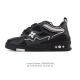 帝王版 Lv Skate Sneaker 路易威登 2025年新款运动板鞋 蛇年限定 春夏秀场初次亮相，此次以粒面牛皮革焕新呈现。加垫鞋领和鞋舌援引滑板鞋设计，