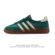 阿迪达斯 Adidas Handball Spezial 低帮三叶草学院风复古休闲板鞋 德训鞋 橡胶底柔软皮革鞋面经典运动鞋板鞋。圆头、缝合拼接设计、正面绑带、