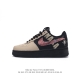 耐克 Nike Air Force 1 '07 Low 空军一号含气垫 低帮百搭厚底增高休闲运动板鞋。柔软、弹性十足的缓震性能和出色的中底设计，横跨复古与现代的