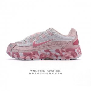 公司级 耐克 Nike 女子休闲运动鞋解构绑带 双鞋带 P-6000Premium 轻便舒适透气防滑缓震耐磨跑步鞋。P-6000 是一款植根于 2000 年代风