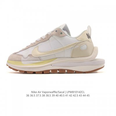 耐克 Sacai X Nike Vaporwaffle 华夫三代3.0 走秀重磅联名款运动鞋 。鞋款由Pegasus与Vaporfly两款鞋型的设计元素共同构建