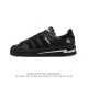 阿迪达斯 Adidas Superstar 三叶草经典贝壳头系列 新款休闲板鞋潮流男女士运动鞋 。鞋面柔软皮革材质 标志性的贝壳鞋头，锯齿三条纹，简约的线条。就