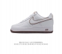 耐克 Nike Air Force 1 '07 Low 空军一号含气垫 低帮百搭厚底增高休闲运动板鞋。柔软、弹性十足的缓震性能和出色的中底设计，横跨复古与现代的