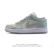 耐克 乔丹Air Jordan 1 Low Aj1 乔1 乔丹1代Aj1 低帮复古文化休闲运动篮球鞋。该鞋款从 1985 年元年款汲取设计灵感，焕新演绎简约经典