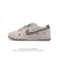 耐克 Nike Dunk Low Retro 运动鞋复古板鞋 ，作为 80 年代经典篮球鞋款，起初专为硬木球场打造，后来成为席卷街头的时尚标杆，现以经典细节和复