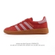 阿迪达斯 Adidas Handball Spezial 低帮三叶草学院风复古休闲板鞋 德训鞋 橡胶底柔软皮革经典运动鞋板鞋。圆头、缝合拼接设计、正面绑带、鞋舌