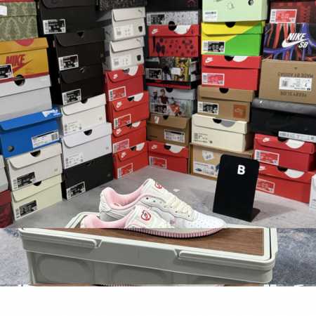 头层 耐克 Nike Air Force 1 '07空军一号 中帮百搭休闲运动板鞋。柔软、弹性十足的缓震性能和出色的中底设计，横跨复古与现代的外型结合，造就出风 - 点击图像关闭