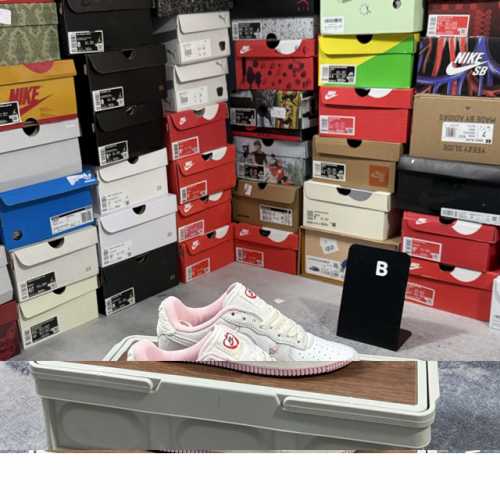 头层 耐克 Nike Air Force 1 '07空军一号 中帮百搭休闲运动板鞋。柔软、弹性十足的缓震性能和出色的中底设计，横跨复古与现代的外型结合，造就出风