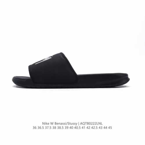 斯图西联名款Stussy X Nike Benassi 拖鞋 一字拖男女凉拖鞋沙滩鞋 家具休闲凉拖鞋。一直广受青睐的Nike Sportswear 主打单品搭载