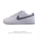 耐克 Nike Dunk Low Retro 运动鞋复古板鞋2025年新款，作为 80 年代经典篮球鞋款，起初专为硬木球场打造，后来成为席卷街头的时尚标杆，现以