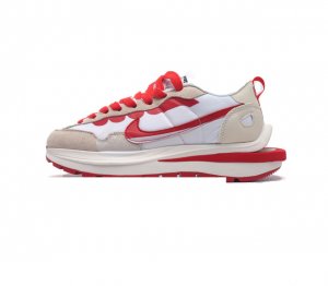 耐克 Sacai X Nike Vaporwaffle 华夫三代 走秀重磅联名款运动鞋 鞋款由pegasus与vaporfly两款鞋型的设计元素共同构建 鞋身材