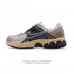 Nike 耐克夏季 Zoom Vomero 5 运动鞋休闲训练跑步鞋。Nike Zoom Vomero 5 男子运动鞋妥帖包覆足部，提供透气支撑效果。耐穿材料组