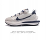 耐克 Sacai X Nike Vaporwaffle 华夫三代3.0 走秀重磅联名款运动鞋 。鞋款由pegasus与vaporfly两款鞋型的设计元素共同构建