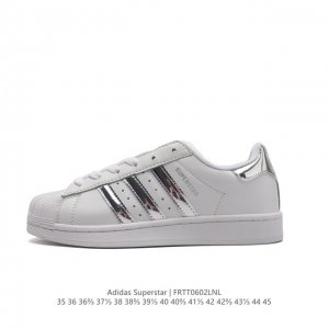 阿迪达斯 Adidas Superstar 三叶草经典贝壳头系列 新款休闲板鞋潮流男女士运动鞋 。鞋面柔软皮革材质 标志性的贝壳鞋头，锯齿三条纹，简约的线条。就