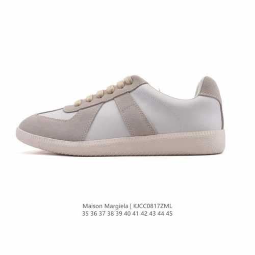 公司级 Maison Martin Margiela 马丁 马吉拉 德训休闲板鞋。牛皮革柔软细腻的特点与麋鹿皮的绒毛质感相结合，使其既有超高的柔软舒适度，又同时