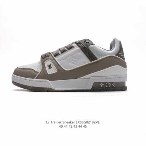 路易威登 Louis Vuitton Lv路易威登板鞋 时尚运动鞋 浮雕老花Logo 潮厚底增高鞋 。舒适防滑底和百搭性霸屏整个时尚娱乐圈，细节调整完美主义！采