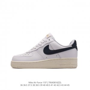耐克 Nike Air Force 1 '07 Low 空军一号含气垫 低帮百搭厚底增高休闲运动板鞋。柔软、弹性十足的缓震性能和出色的中底设计，横跨复古与现代的