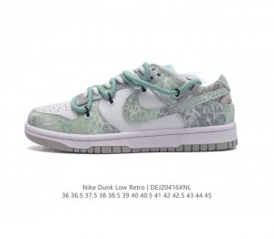 耐克 Nike Dunk Low Retro 运动鞋复古解构绑带板鞋 双鞋带。作为 80 年代经典篮球鞋款，起初专为硬木球场打造，后来成为席卷街头的时尚标杆，现