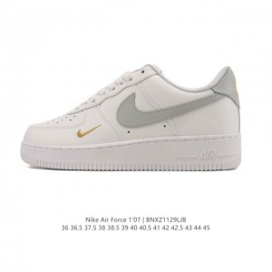 耐克 Nike Air Force 1 '07 Low 空军一号含气垫 小白鞋 低帮百搭厚底增高休闲运动板鞋。柔软、弹性十足的缓震性能和出色的中底设计，横跨复古