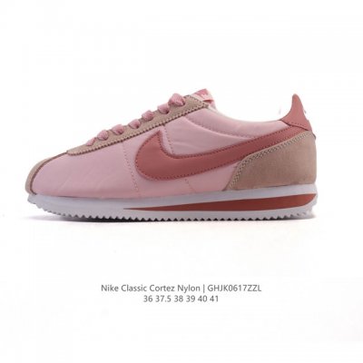 Nike Classic Cortez Nylon 耐克阿甘鞋女子运动鞋，秉承元年款经典风格，糅合防水鞋面设计，令双足保持干爽舒适。防水锦纶鞋面强势抵御风雨侵袭