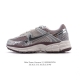 公司级 Nike 耐克夏季 Zoom Vomero 5 运动鞋休闲训练跑步鞋。Nike Zoom Vomero 5 女子运动鞋妥帖包覆足部，提供透气支撑效果。耐