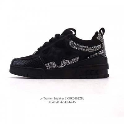 公司级 Lv Skate Sneaker 路易威登 2025年新款运动板鞋 闪钻 蛇年限定 春夏秀场初次亮相，此次以粒面牛皮革焕新呈现。加垫鞋领和鞋舌援引滑板鞋
