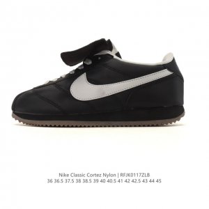 Nike Classic Cortez Nylon 耐克阿甘鞋男女子运动鞋。秉承元年款经典风格，糅合防水鞋面设计，令双足保持干爽舒适。防水锦纶鞋面强势抵御风雨侵