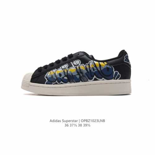 特价 阿迪达斯 ADIDAS SUPERSTAR 三叶草经典贝壳头系列 涂鸦 新款休闲板鞋潮流女士运动鞋 。鞋面柔软皮革材质 标志性的贝壳鞋头，锯齿三条纹，简约