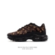 Nike 耐克 男子休闲鞋气垫缓震跑步鞋 路易威登联名 Air Max Plus 运动鞋 造型超讨喜！鞋面以帆布和织物材质包裹，保证了轻薄透气，更适合夏季穿着。