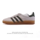 阿迪达斯 Adidas Originals Gazelle Indoor复古三叶草防滑透明橡胶板鞋经典运动鞋。这款经典鞋,忠于原版设计,缀撞色三条纹和鞋跟饰片。