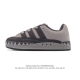 阿迪达斯 Adidas Adimatic 马蒂奇系列男女鞋 低帮复古鲨鱼面包鞋运动休闲滑板板鞋。整个鞋面由牛皮革制成，搭配品牌标志性大尺寸三条纹 Logo，超宽