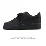 耐克 Nike Air Force 1 '07 Low 空军一号含气垫 低帮百搭厚底增高休闲运动板鞋。柔软、弹性十足的缓震性能和出色的中底设计，横跨复古与现代的