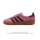 阿迪达斯 Adidas Originals Gazelle Indoor复古三叶草防滑透明橡胶板鞋经典运动鞋。这款经典鞋,忠于原版设计,缀撞色三条纹和鞋跟饰片。