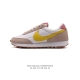 Nike 耐克 Nike Daybreak Sp破晓系列华夫复古休闲运动慢跑鞋女子运动鞋。采用翻毛麂皮拼接牛津布面材质，其鞋面做工精细，脚感轻盈，具有良好的透气