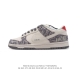 耐克 Nike Dunk Low Retro 运动鞋 迪奥联名 复古滑板鞋。作为 80 年代经典篮球鞋款，起初专为硬木球场打造，后来成为席卷街头的时尚标杆，现以