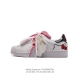 阿迪达斯 Adidas Superstar 三叶草经典贝壳头系列 新款休闲板鞋潮流女士运动鞋 。鞋面柔软皮革材质 标志性的贝壳鞋头，锯齿三条纹，简约的线条。就连