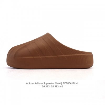 阿迪达斯 Adidas Originals Adifom Superstar 木屐鞋 鸭鸭鞋 潮女运动板鞋 包头 拖鞋 凉鞋。鞋子由 50% 的天然和可再生材料